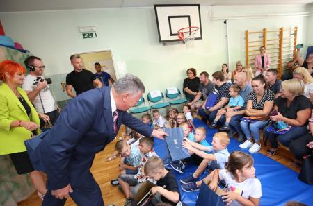 PRVI ŠOLSKI DAN SPREJEM PRVOOLČKOV UNEC 07 FOTO LJUBO VUKELIČ